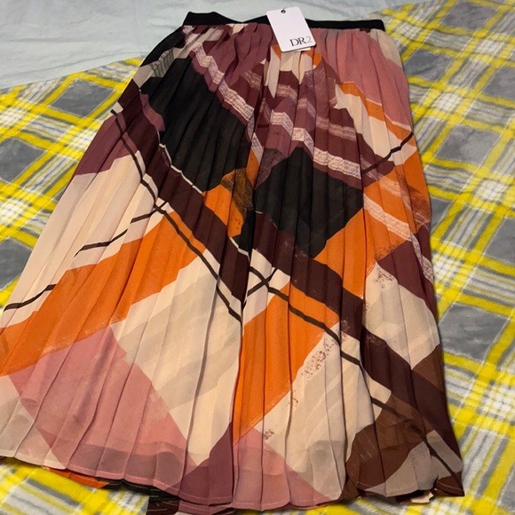 PATTERENED DR2 PLEATED SKIRT - Picture 4 of 5